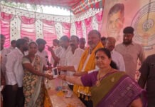 పుంగనూరు: సంఘమిత్రలకు స్మార్ట్ ఫోన్లు పంపిణీ