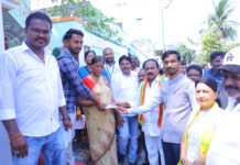 చీరాల లో పెన్షన్ పంపిణీ కార్యక్రమంలో పాల్గొన్న కలెక్టర్ వినోద్ కుమార్, ఎమ్మెల్యే కొండయ్య