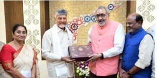 సీఎం చంద్రబాబుతో కేంద్ర మంత్రి భేటీ: ఏపీ జౌళి రంగానికి ఊతం