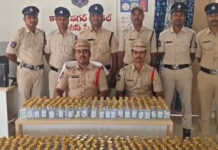 కాగజ్ నగర్ లో 700 దేశీదారు భాటిళ్ల స్వాధీనం