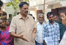 పుంగనూరు: సబ్ కలెక్టర్కు వినతి పత్రం ఇచ్చిన రైతులు