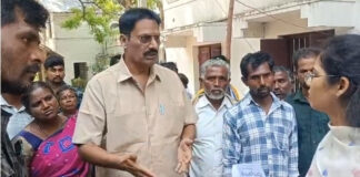 పుంగనూరు: సబ్ కలెక్టర్కు వినతి పత్రం ఇచ్చిన రైతులు