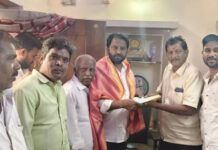 లబ్ధిదారుల ఇళ్లకు వెళ్లి CMRF చెక్కులు పంపిణీ చేసిన MLA.