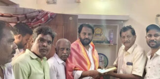 లబ్ధిదారుల ఇళ్లకు వెళ్లి CMRF చెక్కులు పంపిణీ చేసిన MLA.