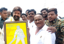 ఢిల్లీలో బాలకృష్ణకు 111 చిత్రాల మాలిక అందజేసిన అభిమానులు|