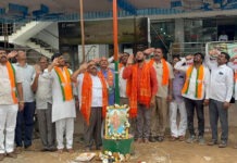 తెలంగాణ ఆవిర్భావ దినోత్సవం సందర్బంగా జాతీయ జెండా ఆవిష్కరించిన బీజేపీ నాయకులు
