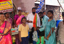 కరీంనగర్: టవర్ సర్కిల్ వద్ద ఘనంగా చేప మందు పంపిణీ!