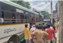 పుంగనూరు: అకస్మాత్తుగా పగిలిన బస్సు విండ్ షీల్డ్