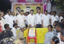 ముఖ్యమంత్రి నారా చంద్రబాబు నాయుడు గారి చిత్రపటానికి పాలాభిషేకం|