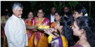 రెండు రోజులు పర్యటనలో భాగంగా సింగపూర్ చేరుకున్న సీఎం చంద్రబాబు