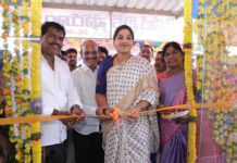 SNS EV బైక్ షోరూమ్ను ప్రారంభించిన డా. గొట్టిపాటి లక్ష్మీ|