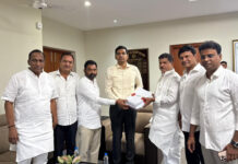 ప్రజా సమస్యలపై కలెక్టర్కు వినతిపత్రాలు అందజేసిన బీఆర్ఎస్ ప్రజాప్రతినిధులు.|
