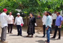 కాలనీలో మాజీ కార్పొరేటర్ పర్యటన.|