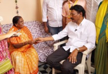 14వ డివిజన్లో పింఛన్లు పంపిణీ చేసిన గద్దె రామ్మోహన్
