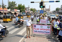 ట్రాఫిక్ సమస్యల పరిష్కారంలో నిరంతరం శ్రమిస్తున్న పోలీసులు|