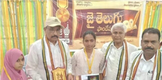 తెలుగులో వంద మార్కులు సాధించిన విద్యార్థినులకు సన్మానం|