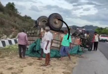 కల్లూరు ఘాట్ రోడ్డులో బోల్తాపడ్డ ట్రాక్టర్|