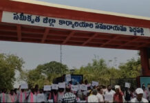 పెద్దపల్లి : మట్టి మాఫియాను అరికట్టాలని ధర్నా