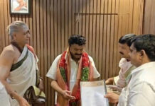 “ఆగస్టు 2న ఉజ్జయిని మహంకాళి బోనాల ఉత్సవాలు.. తలసానికి ఆహ్వాన పత్రం అందజేత. “|