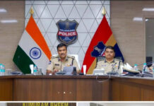 నీతి, నిజాయితీలతో విధులు నిర్వహించాలి: పోలీస్ అధికారులతో సమీక్షా సమావేశం