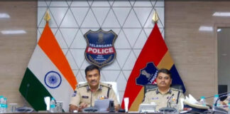 నీతి, నిజాయితీలతో విధులు నిర్వహించాలి: పోలీస్ అధికారులతో సమీక్షా సమావేశం