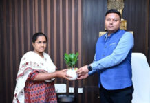 కలెక్టర్ను మర్యాదపూర్వకంగా కలిసిన తహసీల్దార్ మాధవి.