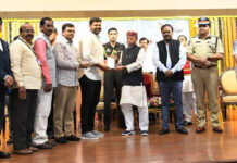 కీ, శే, కొక్కిరాల రఘుపతి రావు చారిటబుల్ ట్రస్ట్కు అవార్డు అందించిన : గవర్నర్