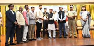 కీ, శే, కొక్కిరాల రఘుపతి రావు చారిటబుల్ ట్రస్ట్కు అవార్డు అందించిన : గవర్నర్