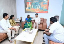 సీఎం చంద్రబాబును కలిసిన గాదె సాయి కృష్ణ కుటుంబ సభ్యులు|