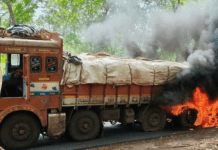 చింతూరులో తృటిలో తప్పిన పెను ప్రమాదం: మంటల్లో దగ్ధమైన గూడ్స్ లారీ!