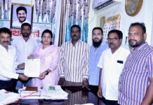 “పెండింగ్ సమస్యల పరిష్కారానికి డీసీని కలిసిన మాజీ కార్పొరేటర్ శాంతి శ్రీనివాస్ రెడ్డి.|