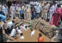 విజయవాడ పడవ సేవ్ సెంటర్లో ఉద్రిక్తత
