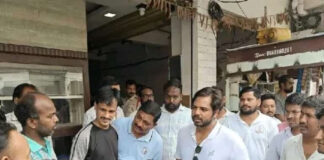 మంచిర్యాల: చిన్నారులతో క్రికెట్ ఆడిన ఎంపీ వంశీకృష్ణ