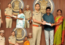మదనపల్లి: బాధిత హోంగార్డులకు చెక్కుల పంపిణీ చేసిన ఎస్పీ.