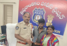 పోగొట్టుకున్న మొబైల్ను ట్రేస్ చేసి ఫిర్యాదుదారునికి అందజేసిన త్రిపురాంతకం పోలీసులు ప్రజలకు మెరుగైన సేవలు అందించడమే లక్ష్యంగా త్రిపురాంతకం పోలీసులు