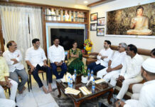 గుంటూరు: పిల్లి మాణిక్యరావు ఇంట టీడీపీ నేతల ఆత్మీయ విందు|
