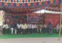 కార్మికుల వేతనం పెంచాలని కార్మికుల నిరసన