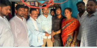 ఆసిఫాబాద్ దస్నాపూర్లో అగ్నిప్రమాద బాధితులకు మాజీ ఎమ్మెల్యే ఆత్రం సక్కు పరామర్శ తక్షణ ఆర్థిక సహాయం అందజేత