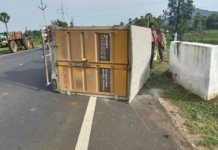చింతూరు: జాతీయ రహదారి 30 పై డెలివరీ వ్యాన్ బోల్తా!|