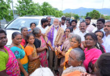తిరుపతి వద్ద పవిత్ర వకుళ మాత ఆలయంలో అక్షరాభ్యాస వేడుక| వకుళమాత ఆలయంలో నూతన మండపాన్ని ప్రారంభించి, చిన్నారులకు స్వయంగా అక్షరాభ్యాసం చేయిస్తున్న టీటీడీ చైర్మన్ బి.ఆర్. నాయుడు మరియు ఎమ్మెల్యే పులివర్తి నాని.