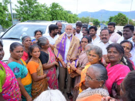 వకుళమాత ఆలయంలో నూతన మండపాన్ని ప్రారంభించి, చిన్నారులకు స్వయంగా అక్షరాభ్యాసం చేయిస్తున్న టీటీడీ చైర్మన్ బి.ఆర్. నాయుడు మరియు ఎమ్మెల్యే పులివర్తి నాని.
