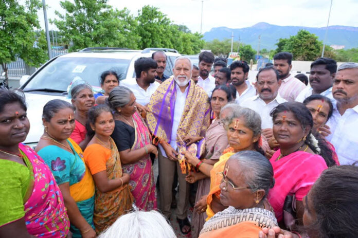 ba_0ec680026ea7d07779fced3e79f29c6e.jpg వకుళమాత ఆలయంలో నూతన మండపాన్ని ప్రారంభించి, చిన్నారులకు స్వయంగా అక్షరాభ్యాసం చేయిస్తున్న టీటీడీ చైర్మన్ బి.ఆర్. నాయుడు మరియు ఎమ్మెల్యే పులివర్తి నాని.