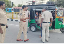 Madanapalle: మదనపల్లె తట్టివారిపల్లి జంక్షన్లో తాలూకా ఎస్సై రామకృష్ణారెడ్డి ఆధ్వర్యంలో వాహన తనిఖీలు. నిబంధనలు ఉల్లంఘించిన వారికి జరిమానాలు.|