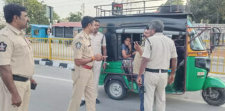Madanapalle: మదనపల్లె తట్టివారిపల్లి జంక్షన్లో తాలూకా ఎస్సై రామకృష్ణారెడ్డి ఆధ్వర్యంలో వాహన తనిఖీలు. నిబంధనలు ఉల్లంఘించిన వారికి జరిమానాలు.|