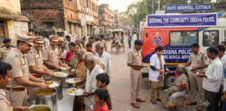 Odisha Police Feed Poor, Free Medical Service|