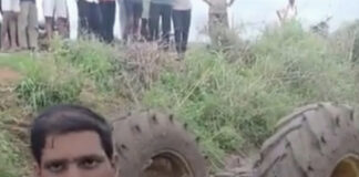 జగిత్యాల : ట్రాక్టర్ మీద పడి డ్రైవర్ మృతి|