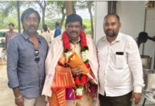 పదోన్నతి పొందిన చంద్రశేఖర్ను సత్కరించిన టీడీపీ నేతలు.|