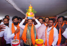 “గోల్కొండ అమ్మవారికి బోనం ఎత్తిన ఈటల రాజేందర్”.|