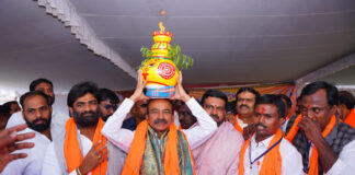 “గోల్కొండ అమ్మవారికి బోనం ఎత్తిన ఈటల రాజేందర్”.|
