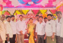చిన్నారి సుస్మితకు ఆశీస్సులు ఇచ్చిన గూడూరి ఎరిక్షన్ బాబు|
